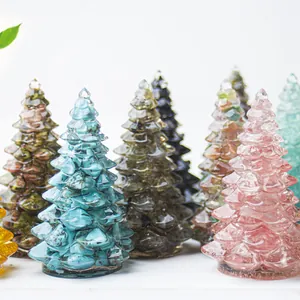 Vue détaillée d'arbres de Noël en résine colorée avec diverses textures de pierres fines