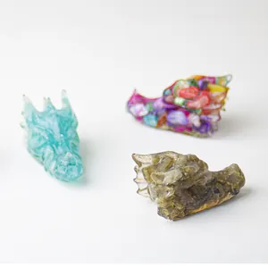 Lot de trois statues de tête de dragon en résine de cristal en bleu, violet et ambre