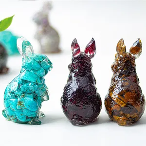Détail de lapins en résine faits main remplis de turquoise, grenat et pierres d'oeil de tigre