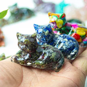 Handgemaakte kattenbeeldje van hars met natuurlijke kristalstenen voor bureau decoratie