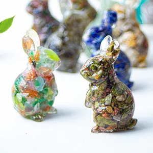 Détail de figurines lapin en résine avec pierres de cristal naturel et finition brillante