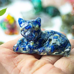 Handbeeld van een kattenfiguur van hars gevuld met natuurlijke blauwe lapis lazuli