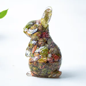 Gros plan d'une sculpture de lapin en résine avec pierres naturelles et fini lisse