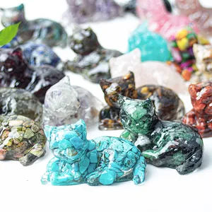 Macro-opname van diverse kattenfiguren van kristalsteen en hars met glanzende afwerking