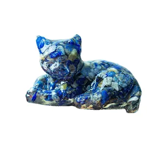Schattig hars kattenbeeldje met natuurlijke kristallen voor tafeldecoratie in huis