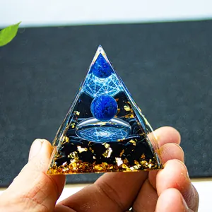 Detailansicht der Orgon-Pyramide mit Lapislazuli-Kugel und Goldfolie in der Hand