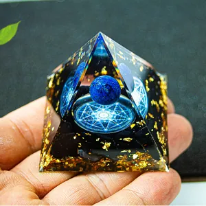 Handgehaltene Orgonit-Pyramide mit Lapislazuli-Kugel, Goldfolie und Mandala-Design