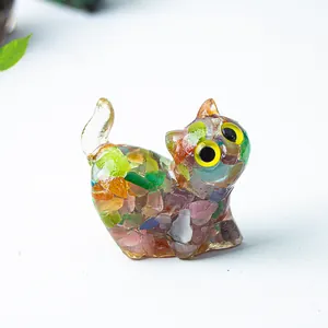 Détail d'une figurine de chat en cristal fait main avec incrustations de pierres colorées