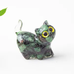 Détail d'un ornement de chat en cristal naturel fait main avec motifs de pierre verte