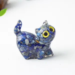 Macro d'une figurine de chat en cristal lapis-lazuli fait main avec yeux jaunes