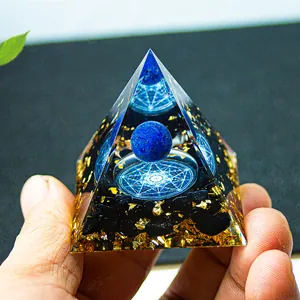 Handgehaltene Orgonit-Energiepyramide mit Lapislazuli-Kugel und Goldfolien-Dekor
