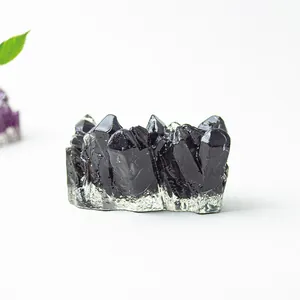 Détail d'un ornement de grappe de cristal noir avec base métallique sur fond blanc