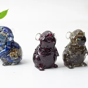 Dettaglio di figurine di topi in resina fatte a mano con pietre di cristallo naturali
