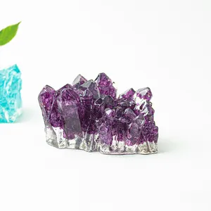 Vue détaillée d'amas de cristaux violets incrustés dans un ornement en résine claire