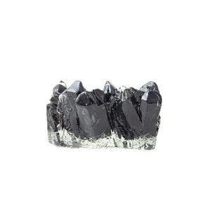 Ornement en forme de cristal en résine transparente avec pierres concassées noires naturelles