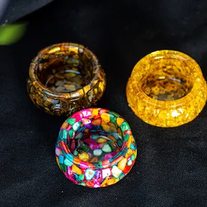 Détail de bols en résine remplis de citrine naturelle et de pierres d'œil de tigre