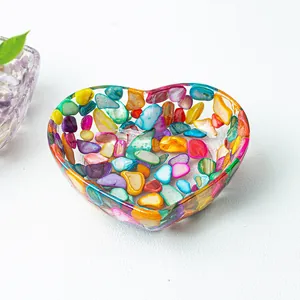 Plato de resina en forma de corazón con incrustaciones de conchas naturales de colores