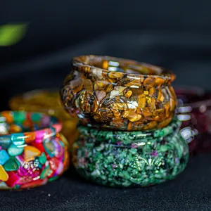 Ensemble de bagues artisanales en résine avec éclats naturels d'oeil de tigre et turquoise