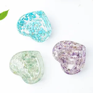 Tres cuencos de resina en forma de corazón con piedras naturales azules, verdes y púrpuras