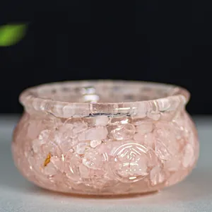 Détail macro d'une corne d'abondance en cristal rose avec sculpture Fu
