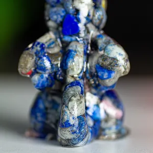Vista macro de escultura de dragón en resina con lapislázuli azul y textura de piedra
