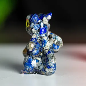 Foto macro de figura de dragón en resina con lapislázuli y cristales naturales azules
