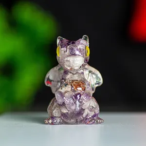Foto macro de figura de dragón tallada a mano con cristales de amatista púrpura