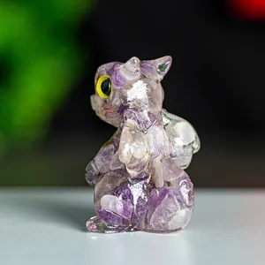 Primer plano macro de escultura de dragón en resina de cristal púrpura decorativa