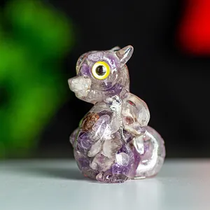 Foto macro de una escultura de dragón de resina púrpura con ojos amarillos y cristales