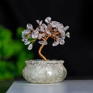 Makroaufnahme von handgefertigtem Weißkristall-Geldbaum mit Kupferdrahtzweigen