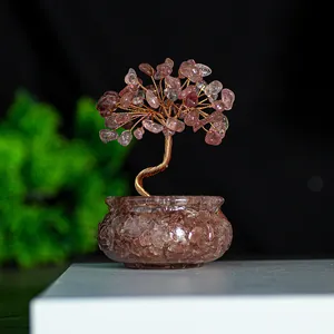 Detail eines handgefertigten Geldbaums mit rosa Kristallsteinen und rundem Sockel