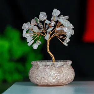 Detailansicht eines handgemachten rosa Kristall-Geldbaums mit Kupferdraht und Glasständer