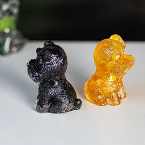 Detail von Kristallharz-Schnauzer-Figuren in Bernstein und Schwarz mit Fellstruktur