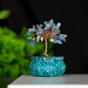 Nahaufnahme von blauem Kristall-Geldbaum mit Kupferdraht und blauem Harzsockel