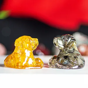 Détail macro de figurines de chien en résine aspect cristal, tons ambre et gris fumé