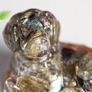 Détail macro d'une figurine de Golden Retriever en résine brillante à reflets