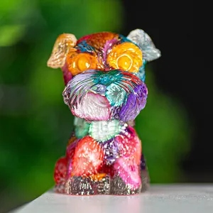 Makroaufnahme der Schnauzer-Figur aus Regenbogen-Harz mit glänzendem Finish