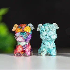 Detail von bunten Graffiti und türkis-farbenen Schnauzer-Statuen mit Kristall-Textur