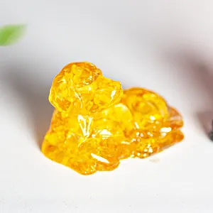 Détail macro d'une statuette de chien en résine ambrée avec texture cristal pour bureau