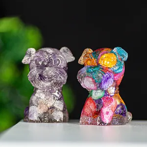 Details der Schnauzer-Figuren aus Harz in Amethyst-Violett und bunter Mosaik-Optik