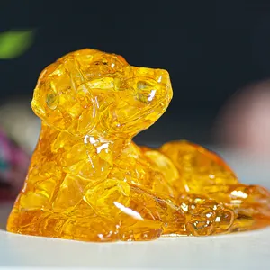 Figurine réaliste de chiot Golden Retriever en résine cristalline ambre translucide