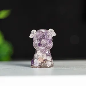 Detailansicht der lila Schnauzer-Figur aus Naturkristall auf schwarzem Hintergrund