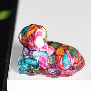 Gros plan détaillé d'une statue de chien golden retriever en résine aux cristaux colorés