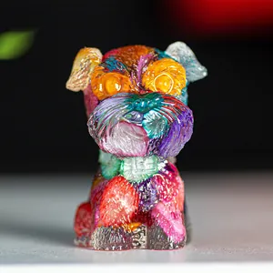 Nahaufnahme der bunten Schnauzer-Figur aus Harz mit Kristallfüllung und Pop-Art-Design