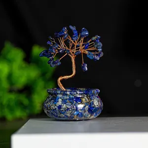 Detail eines Lapis-Lazuli-Geldbaums mit Kupferdrahtzweigen in einer blauen Schale