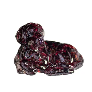 Figurine chiot en résine de cristal bordeaux avec finition pailletée brillante