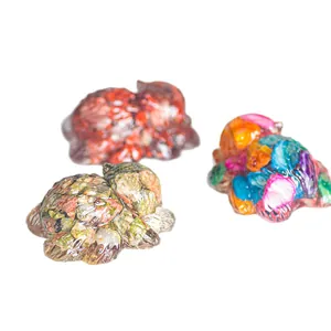 Tre mistiche statuette gatto-ragno in resina con finiture lucide e cristalli colorati