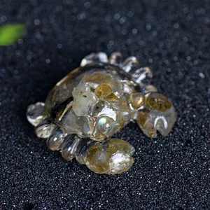 Dettaglio macro di un granchio in resina cristallina con pietre minerali marroni e verdi