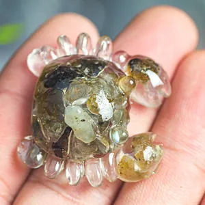 Dettaglio macro di un granchio in resina fatto a mano con pietre di cristallo