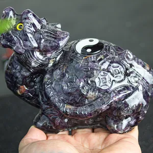 Statue tortue dragon en cristal violet tenue en main avec symbole taiji gravé